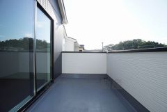 同仕様写真。陽当たりの良いバルコニーです。お洗濯やお布団干しはもちろん、日光浴スペースにも。足元は防水工事施工済です。