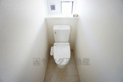 温水洗浄機付トイレです。節水機能もあるので、安心して使えますね。もちろん、1階2階の2ヶ所にトイレがあるので、忙しい朝にもゆとりができますね。