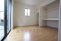 リビング隣の洋室です。各部屋に収納が完備されているので、お荷物が増えても安心の設計です。