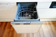 炊事時間を大幅に短縮できる食器洗浄乾燥機付き＾＾食器を洗う手間が減るので家族とのコミュニケーションの時間や自分の時間が増えますね。