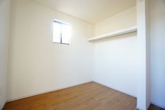 木目調のシンプルデザインで落ち着きと安らぎの空間に仕上げています。各部屋に収納が完備されているので、お荷物が増えても安心の設計です。