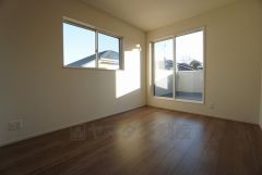 同仕様写真。2面採光を確保した明るい室内は、風通しも良く、大変居心地の良い空間となっております。日当たりがよく、子供部屋としての利用もおすすめ。