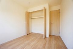 住む人のこだわりを活かす洋室。日当たりがよく、寝室としての利用もおすすめ。広めのクローゼットには荷物をすっきり片付けられ、ゆとりのある暮らしが出来ます＾＾