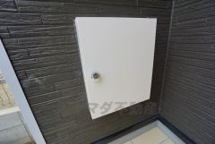 不在時でも荷物が受け取れる宅配ボックス、玄関扉横に設置されています＾＾