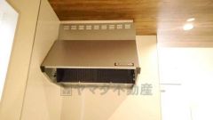 お手入れが簡単なスリム型レンジフードです。調理により発生する油煙や臭いを吸い込み、屋外へ排気してくれます。