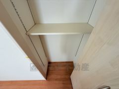 2階の廊下にも収納を確保。各居室に入りきれなかった荷物や、2階で使用する日用品のストック置き場に便利です。
