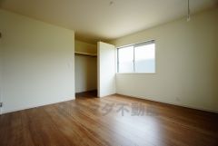 同仕様写真。主寝室としてお使いいただけそうなこちらのお部屋は、日当たりが良く、爽やかな風を感じて起きる朝は、快適生活の始まりに。