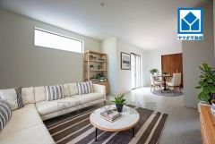 家具はイメージです。リビングは広々とした設計で、家族が集い、寛ぐ暮らしの空間を演出しています。思い思いの時間を過ごしたり、家族みんなで食事をしたり、素敵な団らんの場になりますね。