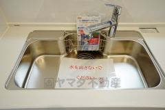 広々としたステンレスシンクには、洗剤やスポンジを収納出来るラック付き。広さも確保しているので、大きなお鍋も洗いやすいです。