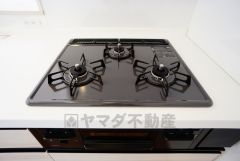 同時にたくさんの料理が調理できる3口コンロ。長時間熱を通しておきたい煮込み料理を作りながら、炒め物など同時進行で進められます。