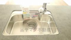 広々とした凸型シンクに洗剤ポケットを標準装備。大きなお鍋など洗いやすいです。