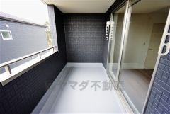 同仕様写真。雨に濡れにくいインナーバルコニーは家事を助けてくれること間違いなし。