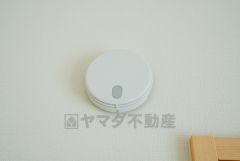 火災による煙や熱を感知して、警報音やブザー等で火災の発生を知らせてくれる火災警報器。