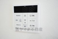 キッチン横からボタンひとつで操作が楽々。