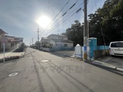 現地（2025年12月1日）撮影。広々した前面道路は、交通量も少なく小さなお子様も安心。