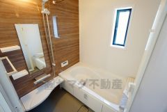 同仕様写真。1日の疲れを癒すくつろぎのバスルーム。足を伸ばしてもゆったりと入れるサイズです。お子様と一緒にお風呂に入っても狭くないですね＾＾