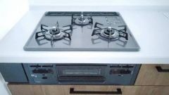 同時にたくさんの料理が調理できる3口コンロ。長時間熱を通しておきたい煮込み料理を作りながら、炒め物など同時進行で進められます。