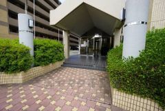 植栽が美しい、手入れの行き届いたエントランス。