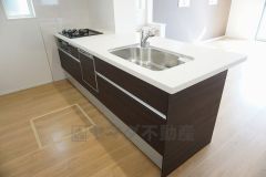 同仕様写真。リビングにいるお子様を見守りながらお料理ができる対面キッチン。カウンタートップの汚れもサッと拭き取ることができ、お掃除ラクラク＾＾