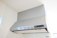 風量が弱・強と切替え可能なレンジフードが調理中の煙をしっかり吸い込みます。手元を照らすライト付きです。