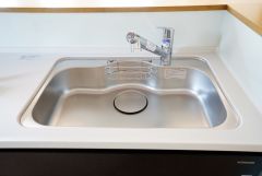 広々とした凸型シンクに洗剤ポケットを標準装備。大きなお鍋など洗いやすいです。