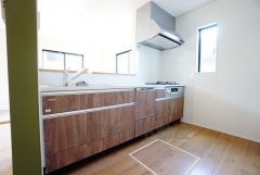 リビングやダイニングからキッチン周りが丸見えにならない対面式キッチン。テレビ鑑賞や家族との対話がしやすく、ご家族の温かい時間を演出します。