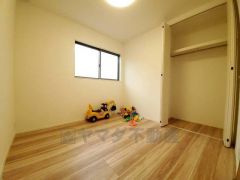 木目調のシンプルデザインで落ち着きと安らぎの空間に仕上げています。各部屋に収納が完備されているので、お荷物が増えても安心の設計です。