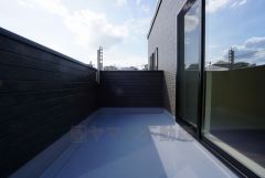 陽当たりの良いバルコニーです。お洗濯やお布団干しはもちろん、日光浴スペースにも。足元は防水工事施工済です。