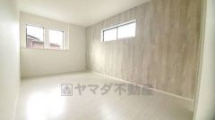 寛ぎの時間を紡ぎだす主寝室は、大型ベッドを置いても余裕の広さを確保しています。