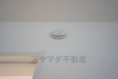 火災発生をいち早く知らせてくれる火災報知器は標準装備です。