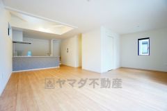 リビングは広々とした設計で、家族が集い、寛ぐ暮らしの空間を演出しています。思い思いの時間を過ごしたり、家族みんなで食事をしたり、素敵な団らんの場になりますね。