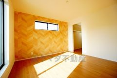 寛ぎの時間を紡ぎだす主寝室は、大型ベッドを置いても余裕の広さを確保しています。