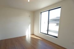 同仕様写真。寛ぎの時間を紡ぎだす主寝室は、大型ベッドを置いても余裕の広さを確保しています。