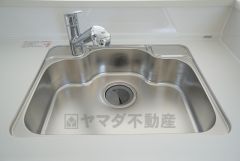 同仕様写真。広々とした凸型シンクに洗剤ポケットを標準装備。大きなお鍋など洗いやすいです。
