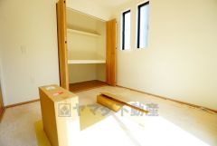 あると嬉しい1階の一部屋。お子様のお昼寝スペースや客間、お友達やご親戚のお泊り部屋としても使えます。