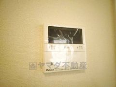 キッチン横からお湯張り、追い炊き、足し湯がボタン一つで楽々操作できる給湯機リモコンです。忙しい夕飯準備の時間帯に重宝しますね。