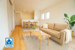 家具はイメージです。大きな窓のあるリビングは、陽光あふれる明るい空間です。居心地良く、ご家族皆がゆったり寛げる憩いの空間となりそうです。