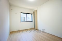 暖かい日差しが差し込む洋室。たっぷり収納できるクローゼット付きでお部屋の中をすっきりと快適に保てます。