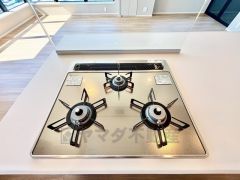 3種類の料理が同時に調理できる、3口ガスコンロ。忙しい夕食の支度時間が短縮できて嬉しいですね。