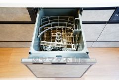 食事の後の手間を解消する食器洗い乾燥機付。冬場の洗い物で手荒れの悩みもなくなります。手洗いよりも節約できて便利。