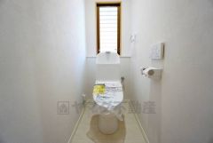 温水洗浄機付トイレです。節水機能もあるので、安心して使えますね。もちろん、1階2階の2ヶ所にトイレがあるので、忙しい朝にもゆとりができますね。