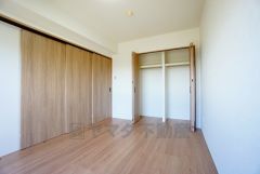 リビング隣の洋室です。クローゼット完備でバルコニーにも面しているので朝はしっかり明るい部屋となります。