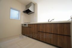 同仕様写真。対面式カウンターキッチンからはお子様の様子が見守れます。ダイニングへの配膳や調理の時便利なカウンター付き。