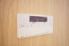 湯量・湯温の設定、そして保温までワンタッチのフルオートバス。便利な追い炊き機能付きです。