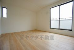 同仕様写真。寛ぎの時間を紡ぎだす主寝室は、大型ベッドを置いても余裕の広さを確保しています。