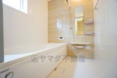 1日の疲れを癒すくつろぎのバスルーム。足を伸ばしてもゆったりと入れるサイズです。お子様と一緒にお風呂に入っても狭くないですね^^