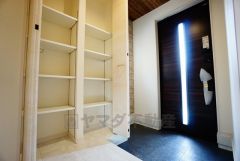 同仕様写真。ご家族の靴をスッキリと片付けられるシューズボックス付きの玄関です＾＾スッキリと片付いた玄関は気持ちがいいです。