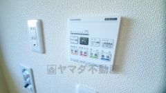 雨の日の洗濯も安心できる浴室暖房乾燥機付き浴室。リモコンで操作もボタン1つで簡単。