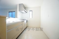 対面式カウンターキッチンからはお子様の様子が見守れます。ダイニングへの配膳や調理の時便利なカウンター付き。