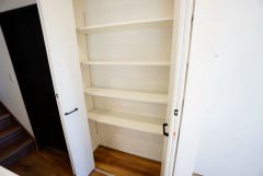 物が散らかりやすいリビングに収納スペースを確保。書類や雑貨をひとまとめにできまるため、お部屋をすっきりさせることが出来ます。
